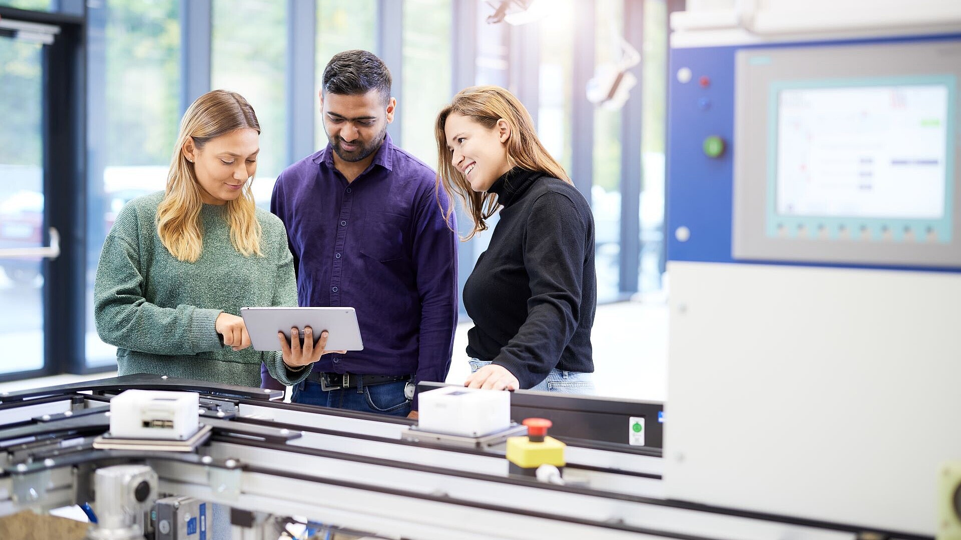 Drei Studierende im dualen Studium Informatik arbeiten an einem Projekt