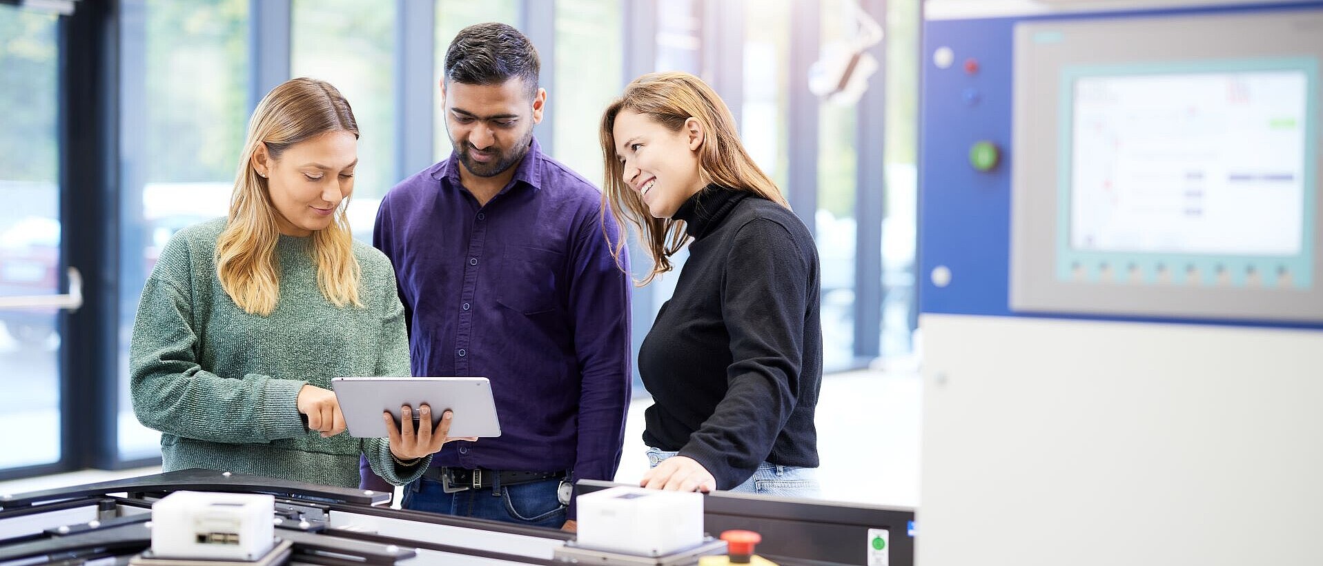 Drei Studierende im dualen Studium Informatik arbeiten an einem Projekt