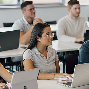 Studierende von BWL - Handel / Digital Retail Management sitzen in einer Vorlesung