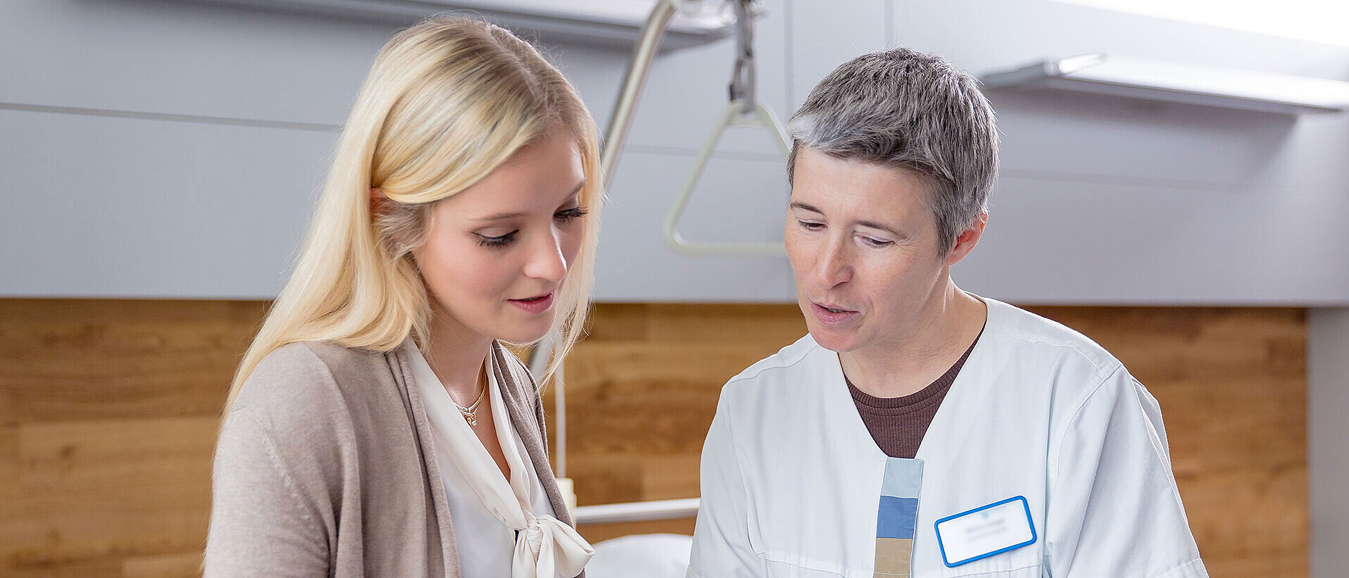 Studentin des Gesundheitsmanagement-Studiums lernt in einer Klinik