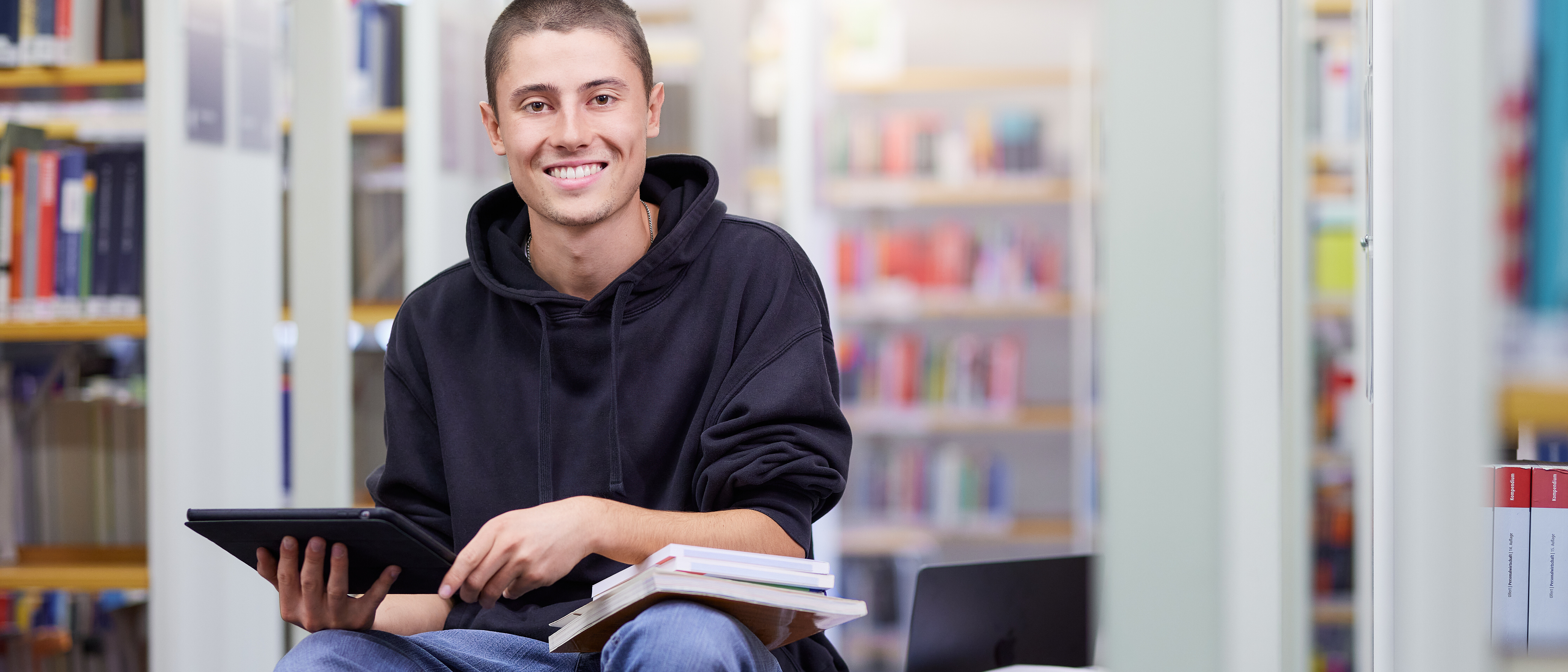 Ein Studierender im dualen Studium Wirtschaftsingenieurwesen lernt in der Bibliothek