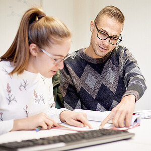 Gruppe von Studierenden aus dem Studiengang BWL - Handel